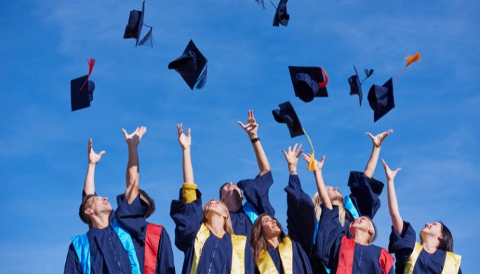 ¿Estudiar inglés o una carrera universitaria en el extranjero?